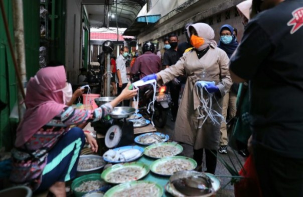 Plt Walikota Tanjungpinang Hj Rahma sidak dan bagikan masker di Pasar Baru tanjungpinang/suryakepri