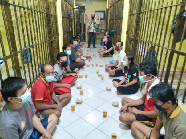 Buka Bersama tahanan dan anggota Polres Bintan/surya kerpi