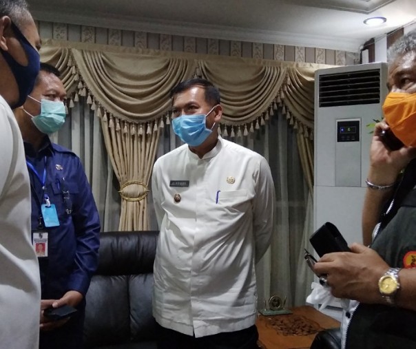 Wali Kota Pekanbaru Firdaus saat berbincang dengan Kepala Disperindag Ingot dan Kepala Dinas PUPR Indra Pomi, beberapa hari lalu. Foto: Surya/Riau1.