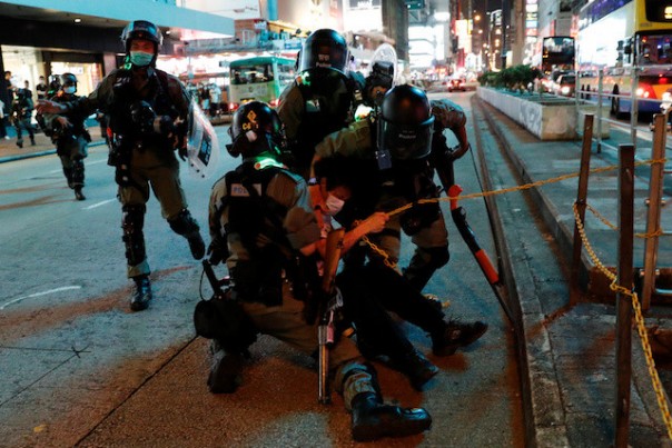 Polisi Anti Huru Hara Mengejar Para Demonstran Saat Hari Ibu di Hong Kong