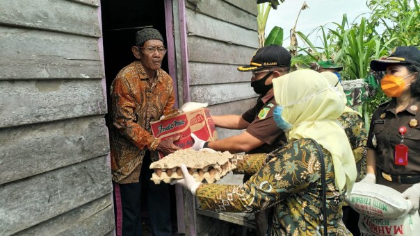 Aksi Kejaksaan Peduli di Rohil, Bagikan 100 Paket Sembako untuk Warga Terdampak/Riaupos