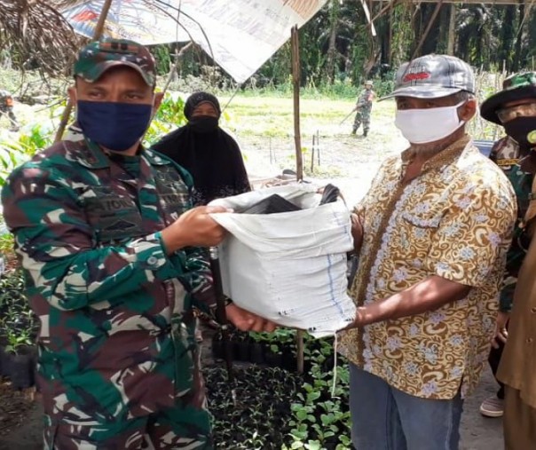 Dandim 0313 Kampar Letkol (Inf) Aidil Amin menyerahkan bantuan polybag ke warga Desa Indra Sakti Kampar, Senin (11/5/2020). Foto: Istimewa.