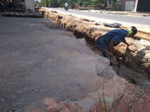 Proses penggalian proyek drainase di Perawang