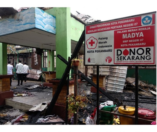 Bagian depan SMPN 7 Pekanbaru yang terbakar, malam tadi. (Foto/Hadi/Riau1)