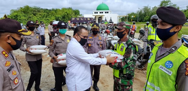 Bupati Meranti Lepas Penyaluran Bantuan Bakti Sosial Oleh Polres Untuk Warga Miskin dan Terdampak Covid-19