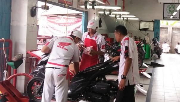 Mekanik AHASS Capella Honda Riau melayani servis sepeda motor