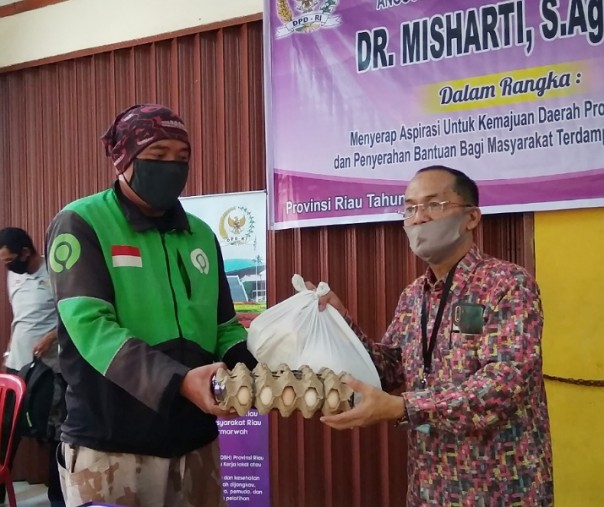 Perwakilan pengendara ojol menerima bantuan secara simbolis dari perwakilan anggota DPD Riau Misharti, Jumat (15/5/2020). Foto: Surya/Riau1.