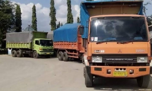 Truk-truk bermuatan batubar penuhi jalan di Kuansing/R24