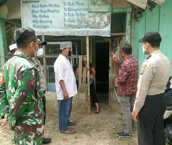 Babinsa dan anggota Polsek Tandun saat mendampingi kepala Desa Tandun Barat dalam penertiban warung remang-remang di Simpang Pir, Senin (18/5/2020). Foto: Istimewa.