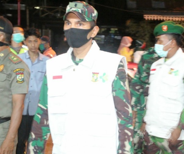 Kasdim 0313 Kampar Mayor (Inf) Gunawan Nurbathin saat patroli jam malam bersama Sekdakab Kampar Yusri di Kecamatan Bangkinang Kota, Kamis (21/5/2020) malam. Foto: Istimewa.