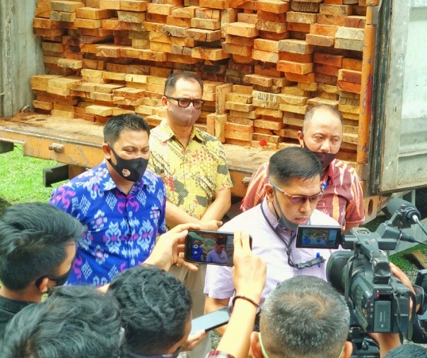 Kombes Andri Sudarmadi, menggelar ekspose terungkapnya kasus truk tronton bermuatan ribuan keping kayu, hasil ilegal loging di SM Rimba Baling