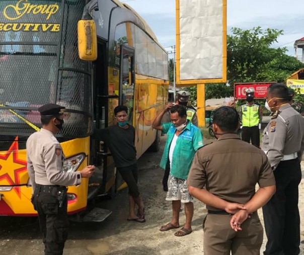 Petugas menindak bus yang kedapatan bawa penumpang di Inhu.