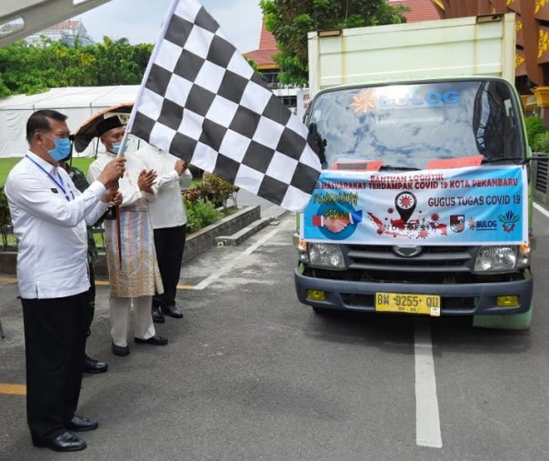 Wali Kota Pekanbaru Firdaus saat melepas bantuan sembako tahap ketiga di halaman MPP, Jumat (22/5/2020). Foto: Istimewa.