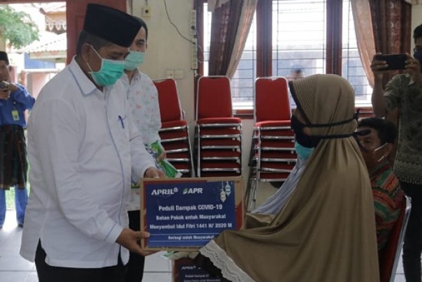 Bupati Siak, Alfedri menerima bantuan dari RAPP untuk masyarakat Kabupaten Siak di tengah pandemi Covid-19