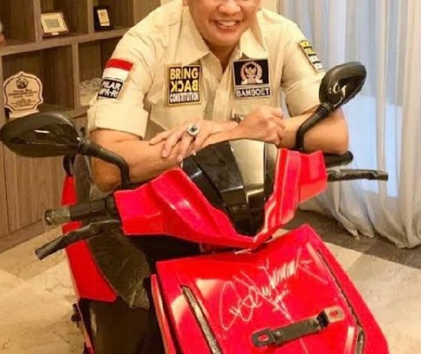 Ketua Majelis Permusyawaratan Rakyat Bambang Soesatyo dan sepeda motor bertanda tangan Jokowi (Foto: Istimewa/internet)