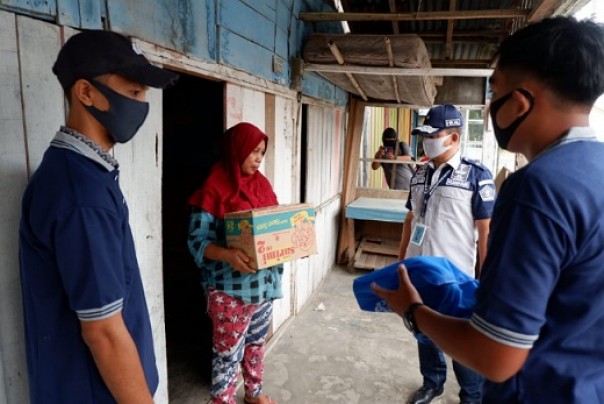 Warga menerima sembako dari Kemenkumham Riau