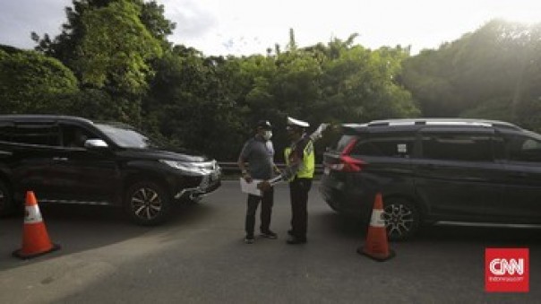 Petugas mencegah pemudik di pintu masuk Sijunjung, perbatasan Sumbar-Riau.