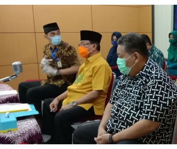 Bupati Inhil saat Vidcon bersama Gubernur Riau