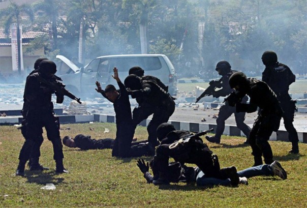 Pasukan Antiteror Densus 88 Menangkap Anak Berusia 16 Tahun di Batam