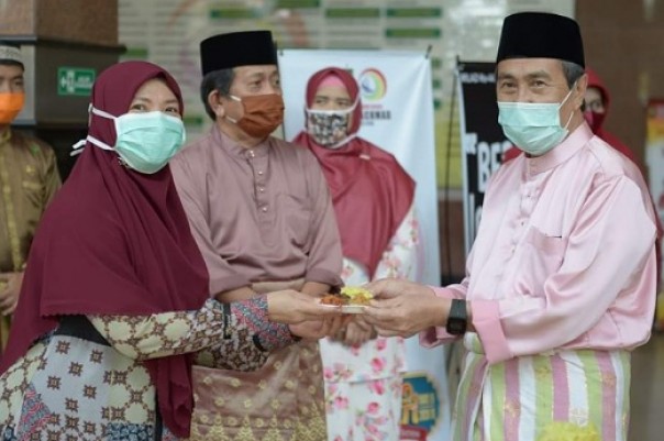 Gubernur Riau, Syamsuar memberikan nasi tumpeng kepada tenaga medis di RSUD Arifin Achmad Pekanbaru