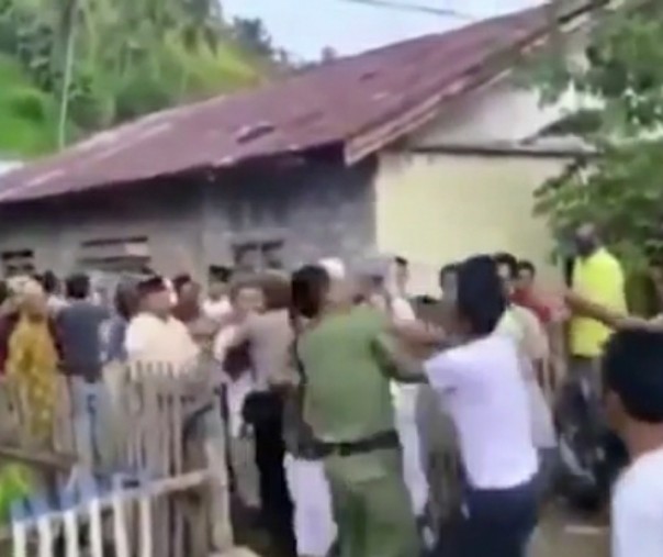 Kepala Desa Bulaguding, Polisi, dan Hansip dikeroyok warga usai salat Idulfitri, Minggu (24/5/2020). Foto: Kumparan.