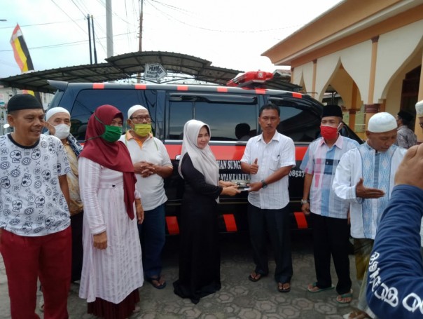 Anggota DPRD Kuansing Hj. Juniwarti menyerahkan satu unit ambulans/R24