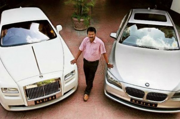Ramesh Babu, seorang tukang cukur di India bersama koleksi mobil mewah miliknya