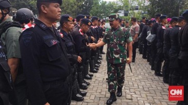 Panglima TNI Hadi Tjahjanto melepas anggota TNI dan Polri untuk awasi New Normal di empat provinsi, Selasa. 