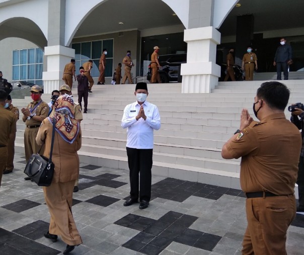 Wali Kota Pekanbaru Firdaus menerapkan protokol kesehatan saat halal bihalal bersama para pegawai Sekretariat Daerah di halaman Gedung Utama Kompleks Perkantoran Tenayan Raya, Selasa (26/5/2020). Foto: Surya/Riau1.