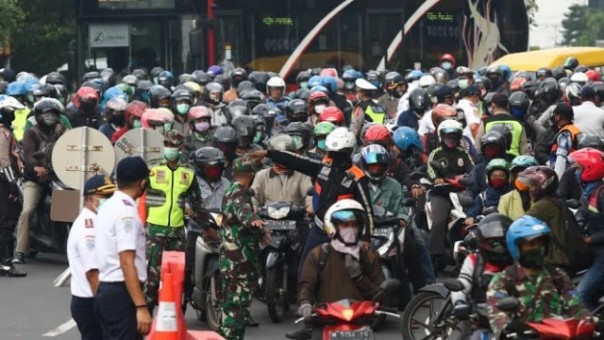 Ratusan Masyarakat Bengkalis Penuhi Jalan Sudirman, Beli Baju Lebaran!/R24