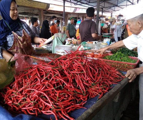 Pedagang cabai di Pasar Limapuluh Pekanbaru. Foto: Surya/Riau1.