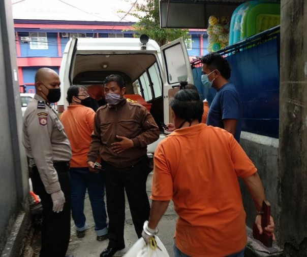 Polisi saat mengevakuasi jasad Lansia.