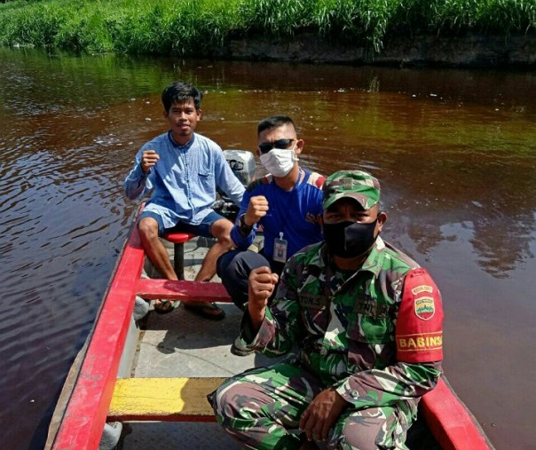 Babinsa Teluk Binjai Sertu Anthon bersama MPA dan warga patroli karhutla dengan menyusuri sungai. Foto: Istimewa.