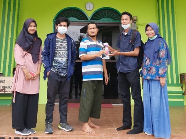 Penyerahan bantuan hand sanitizer dari Mahasiswa Kukerta UNRI untuk rumah ibadah di Kacamatan Mandau