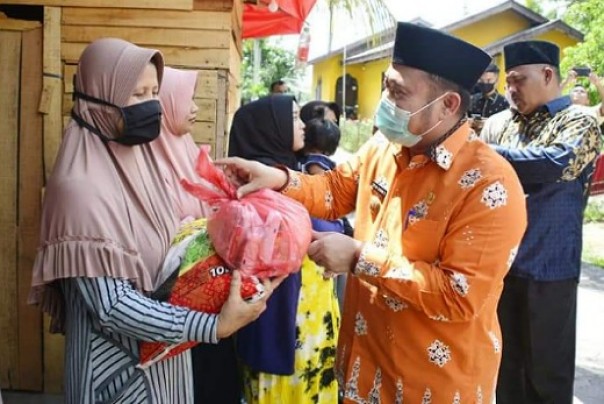 Bupati Kampar, Catur Sugeng Susanto memberikan bantuan sembako kepada masyarakat Desa Salo