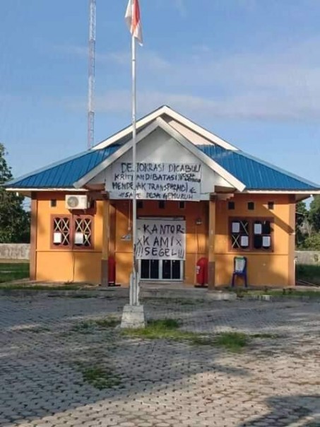 Kantor Desa Gemuruh Karimun di Segel Warga terkait pembagian bansos/Surya Kepri