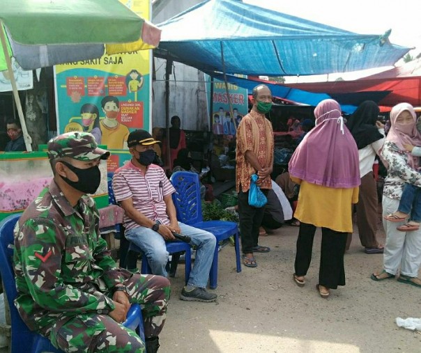 Babinsa Koramil 08 Tandun bersama Relawan Covid-19 memantau kegiatan di Pasar Tandun, Minggu (31/5/2020). Foto: Istimewa.