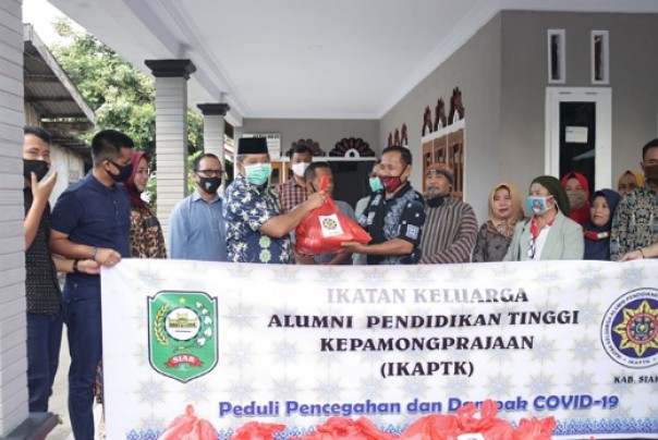 Bupati Siak, Alfedri menyerahkan bantuan dari IKAPTK Kabupaten Siak sebanyak 50 paket untuk warga RW 5 Kelurahan Perawang Kecamatan Tualang yang terdampak secara ekonomi akibat pandemi Covid-19