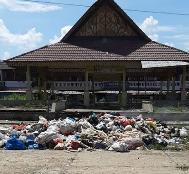 Tumpukan sampah berserakan dan menimbulkan bau busuk didepan Pasar Lama Airmolek meresahkan warga sekitar