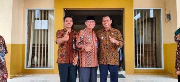 Bupati Kuansing H. Mursini bersama Camat Pucuk Rantau Harjunaidi (kanan) dan Sekcam Yeyendra (kiri)/R24