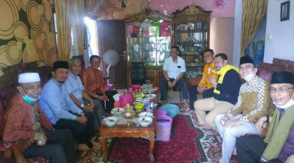 Anggota DPR RI dapil Riau, Syahrul Aidi saat menghadiri jamuan makan di salah satu rumah tokoh masyarakat Bangkinang saat raya enam