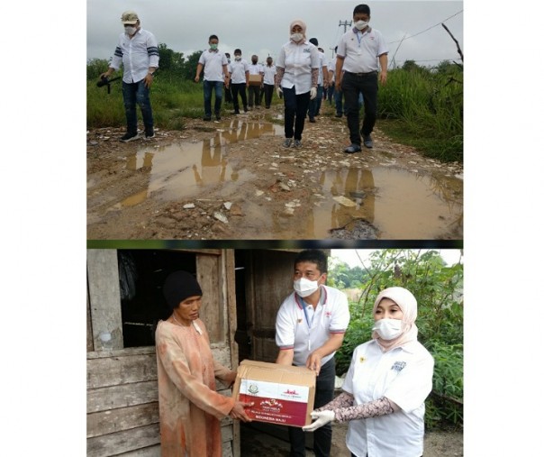 Pemberian bantuan oleh Kejati Riau dan relawan peduli Covid-19, tepat dihari lahir Pancasila, 1 Juni (Foto Hadi)