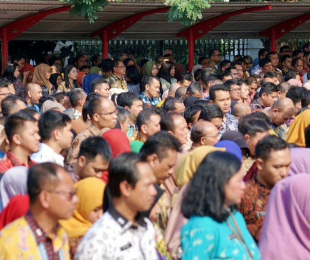 Sejumlah ASN saat mengikuti apel pagi pegawai di Kemendagri, Jakarta. Foto: Kumparan.com.