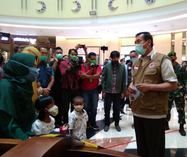 Wali Kota Pekanbaru Firdaus saat berbincang dengan warga di Mal SKA, Senin (1/6/2020). Foto: Surya/Riau1.
