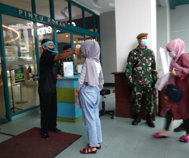 Pengunjung antre untuk menjalani pemeriksaan suhu tubuh sebelum masuk ke Mal SKA, Senin (1/6/2020). Foto: Surya/Riau1.