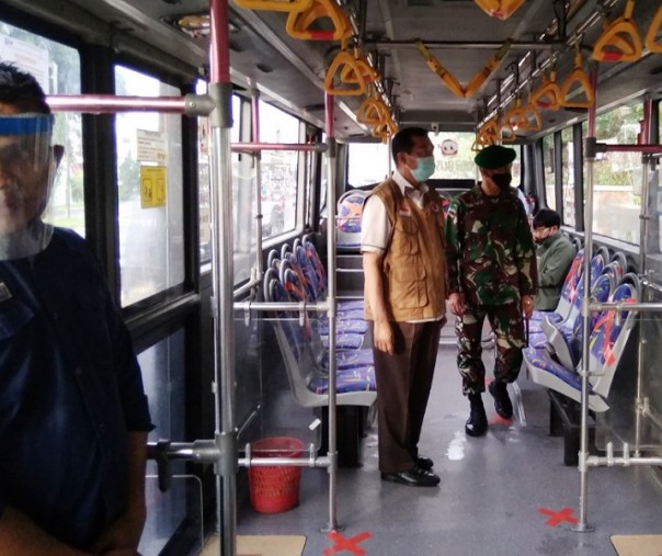 Wali Kota Pekanbaru Firdaus bersama Dandim 0301 Pekanbaru Kolonel (Inf) Edi Budiman saat mengecek kesiapan bus TMP menerapkan protokol kesehatan, Senin (1/6/2020). Foto: Surya/Riau1.