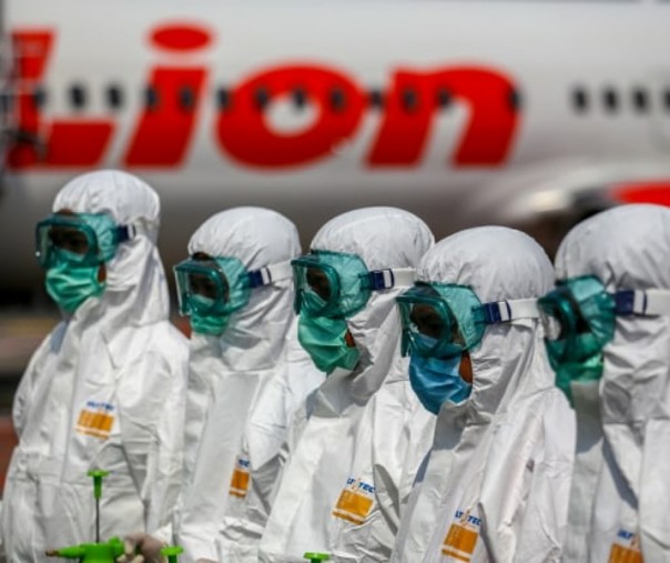 Petugas bersiap sebelum melakukan proses sterilisasi pesawat Lion Air. Foto: Antara.