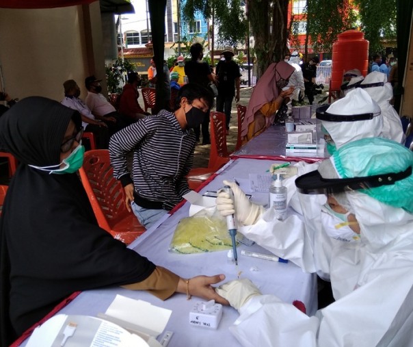 Warga Kecamatan Bukit Raya Pekanbaru saat melakukan rapid test di halaman Kantor Lurah Tangkerang Selatan, Selasa (2/6/2020). Foto: Surya/Riau1.