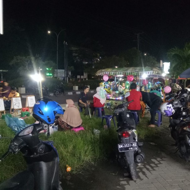 Anak-anak asik bermain odong-odong di pingir jalan HR Soebrantas, Panam/R1 Ogas