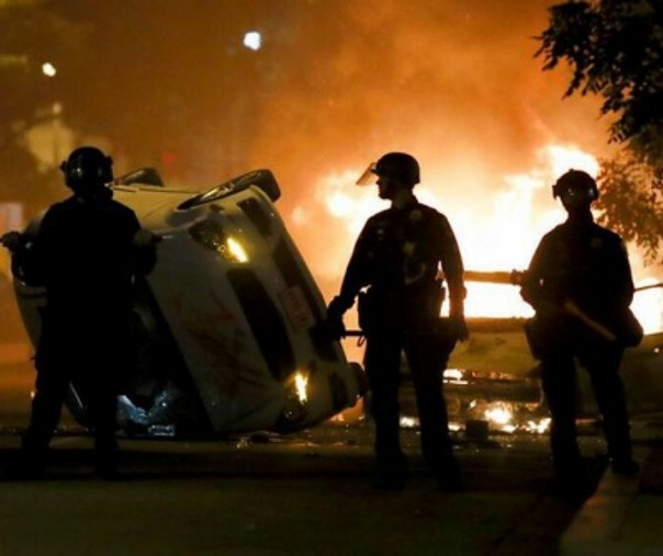 Beberapa dealer mobil jadi korban penjarahan di tengah demo atas kematian George Floyd. Foto: AP Photo.